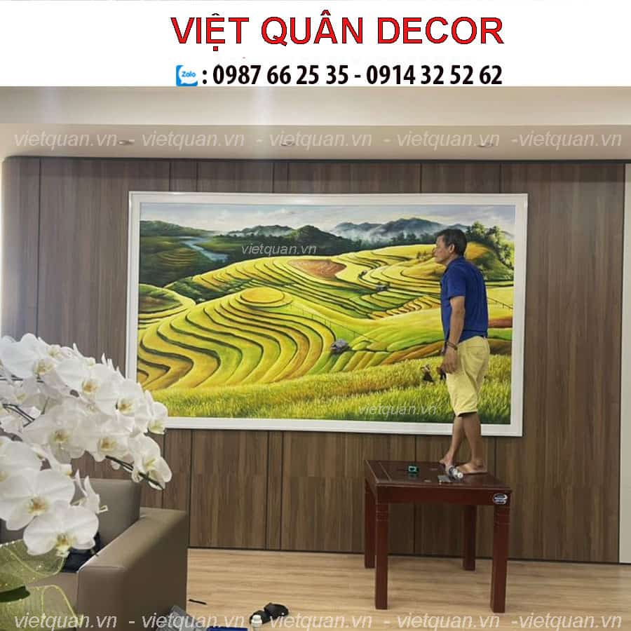 cach-chon-tranh-son-dau-treo-phong-khach-dep-va-sang